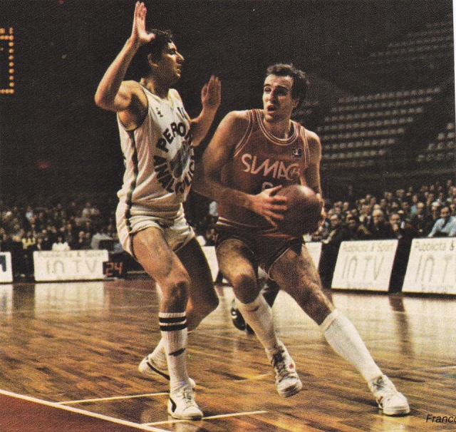 Franco Boselli in entrata contro Fantozzi nella partita del 20 novembre 1983 al Palazzone di S.Siro contro la Peroni Livorno (79-81)